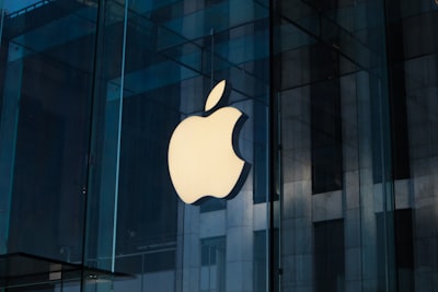 Apple cuts jobs across sales team