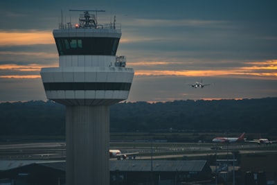 U.S. air traffic controllers urged to return to work
